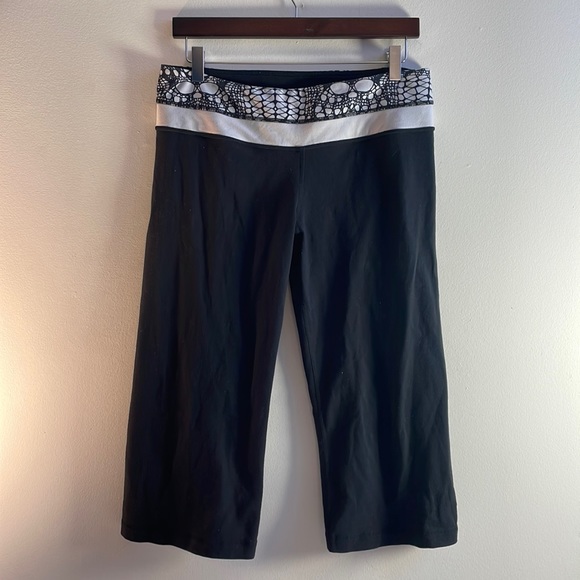 Reversable Black Lululemon Capris Size 10 - Picture 1 of 12